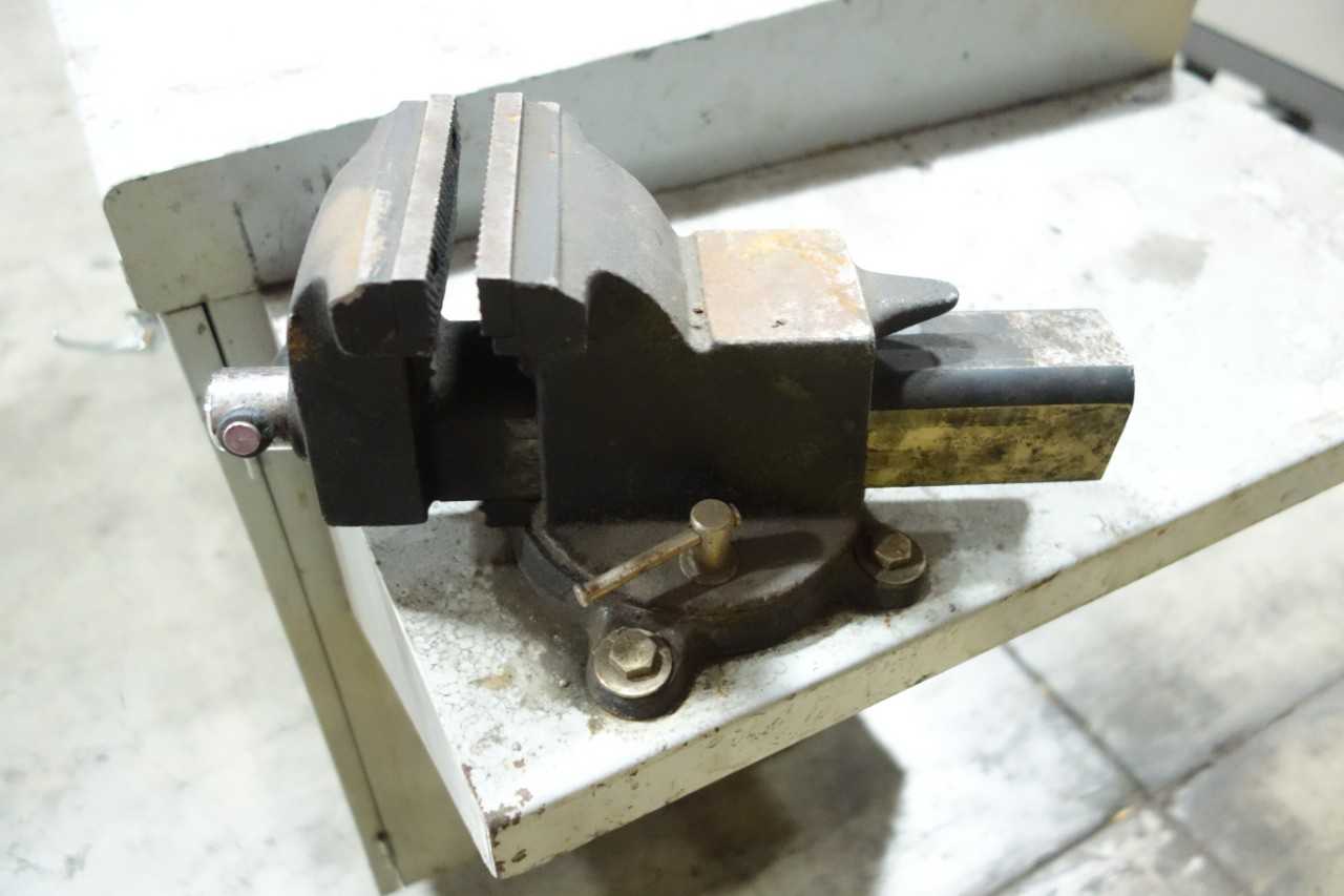 MOBILE SWING DOOR TOOLBOX VISE ATTACHED BROKEN HANDLE - TOOL STORAGE
