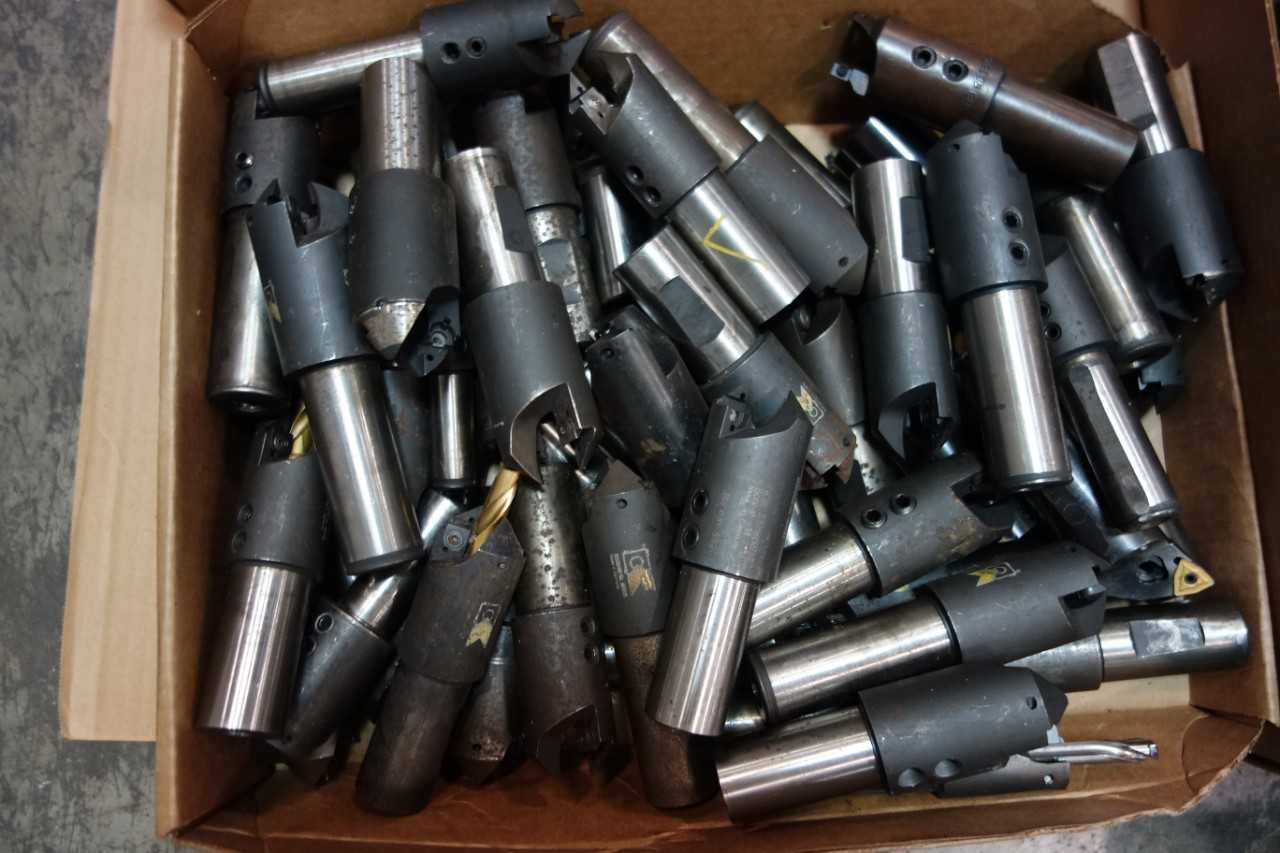 LOT OF ASSORTED END MILLS - KENNAMETAL - ELECTRIC POWER TOOLS