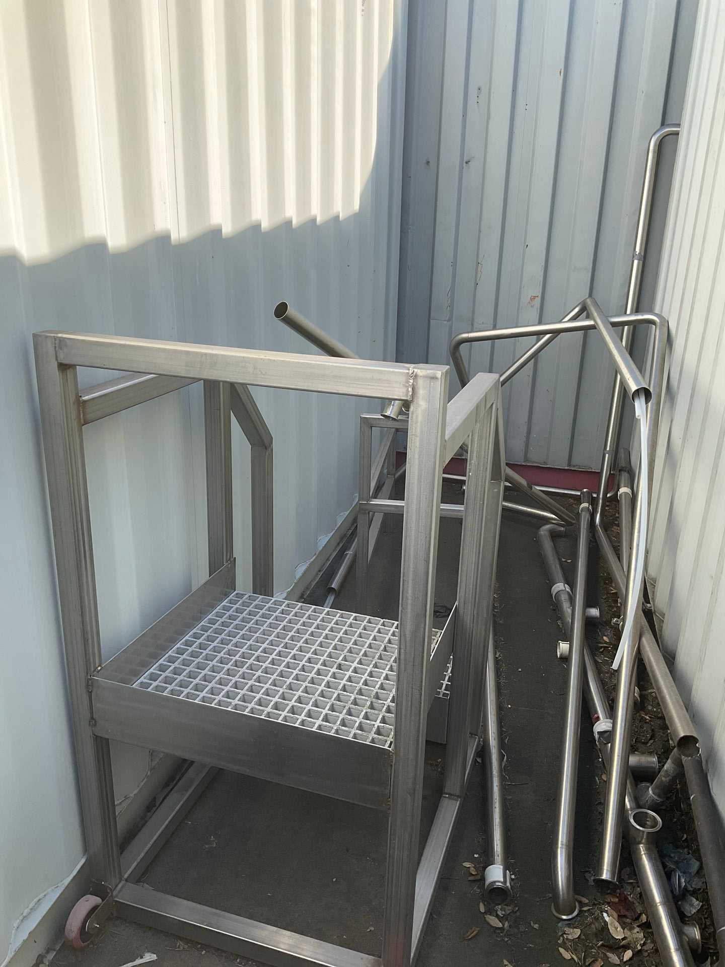 METAL STEP LADDER & PIPES