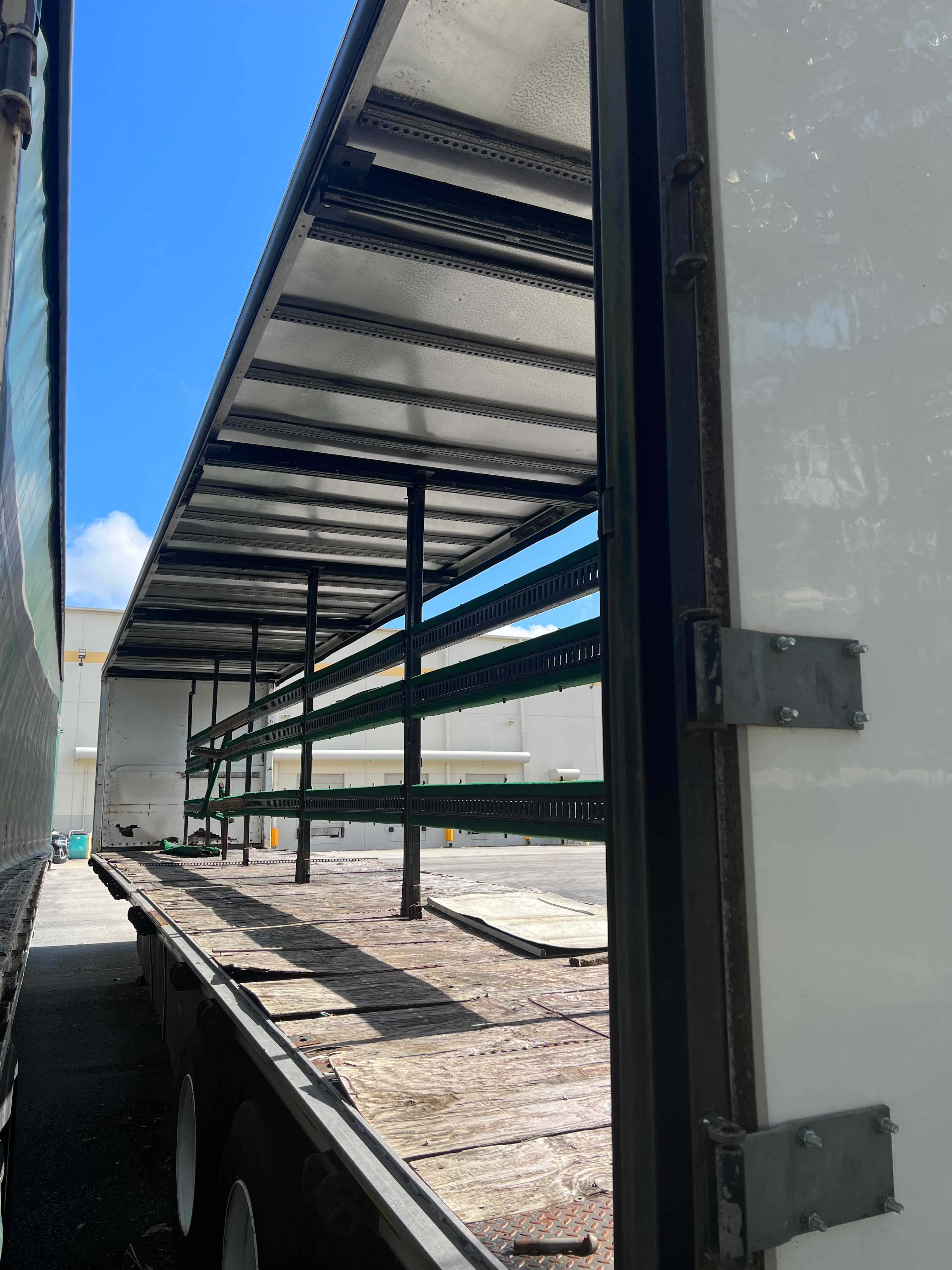 2001 Nuvan Curtainside Trailer 48' - TRAILERS