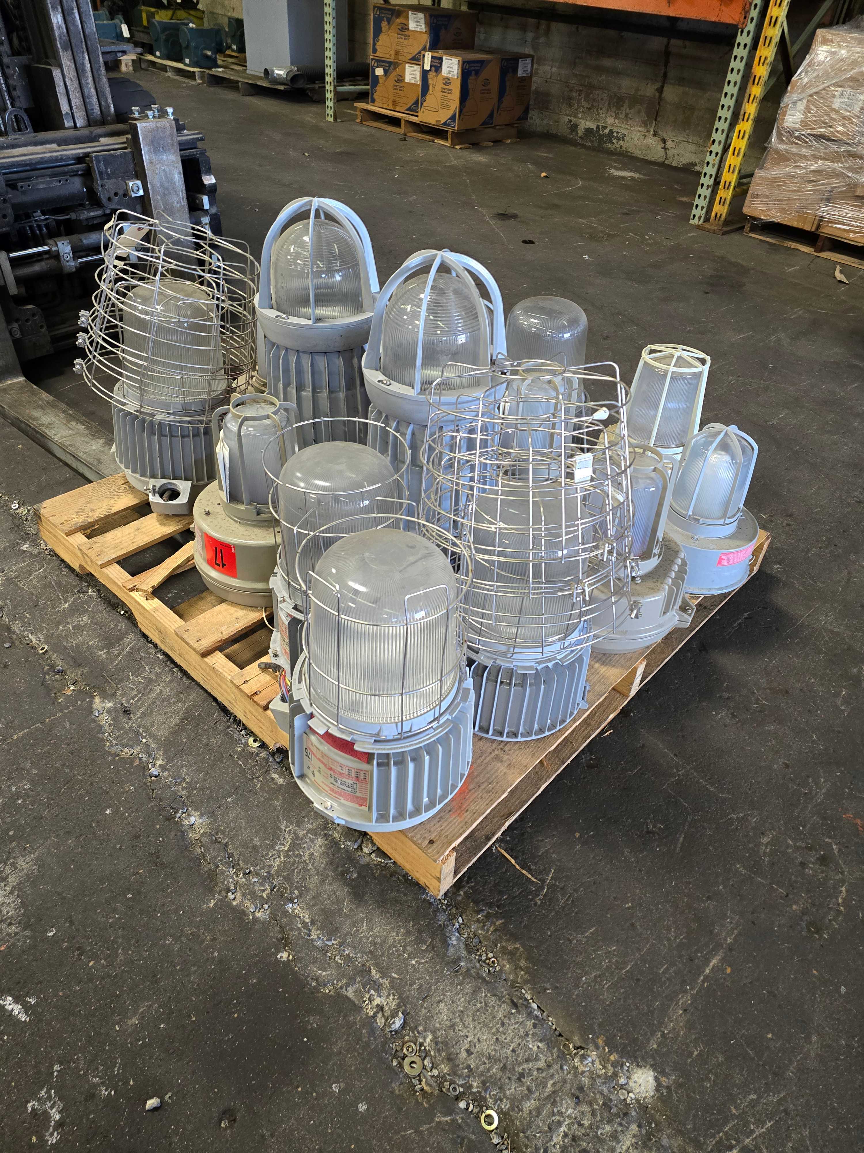 LOT OF EXPLOSION PROOF INDUSTRIAL LIGHTING - LIGHTING