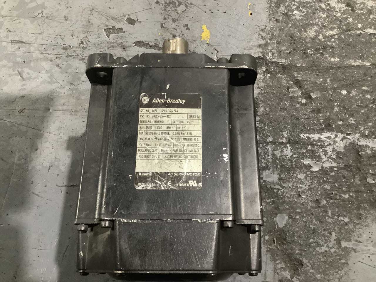 Lot of 1 Allen Bradley MPL-B520K-SJ22AA AC Servo Motor 3 phase - SERVO